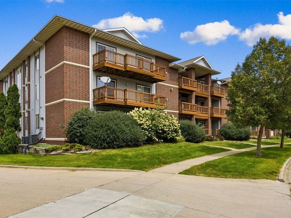 556 West Side Drive , Iowa City, IA 52246