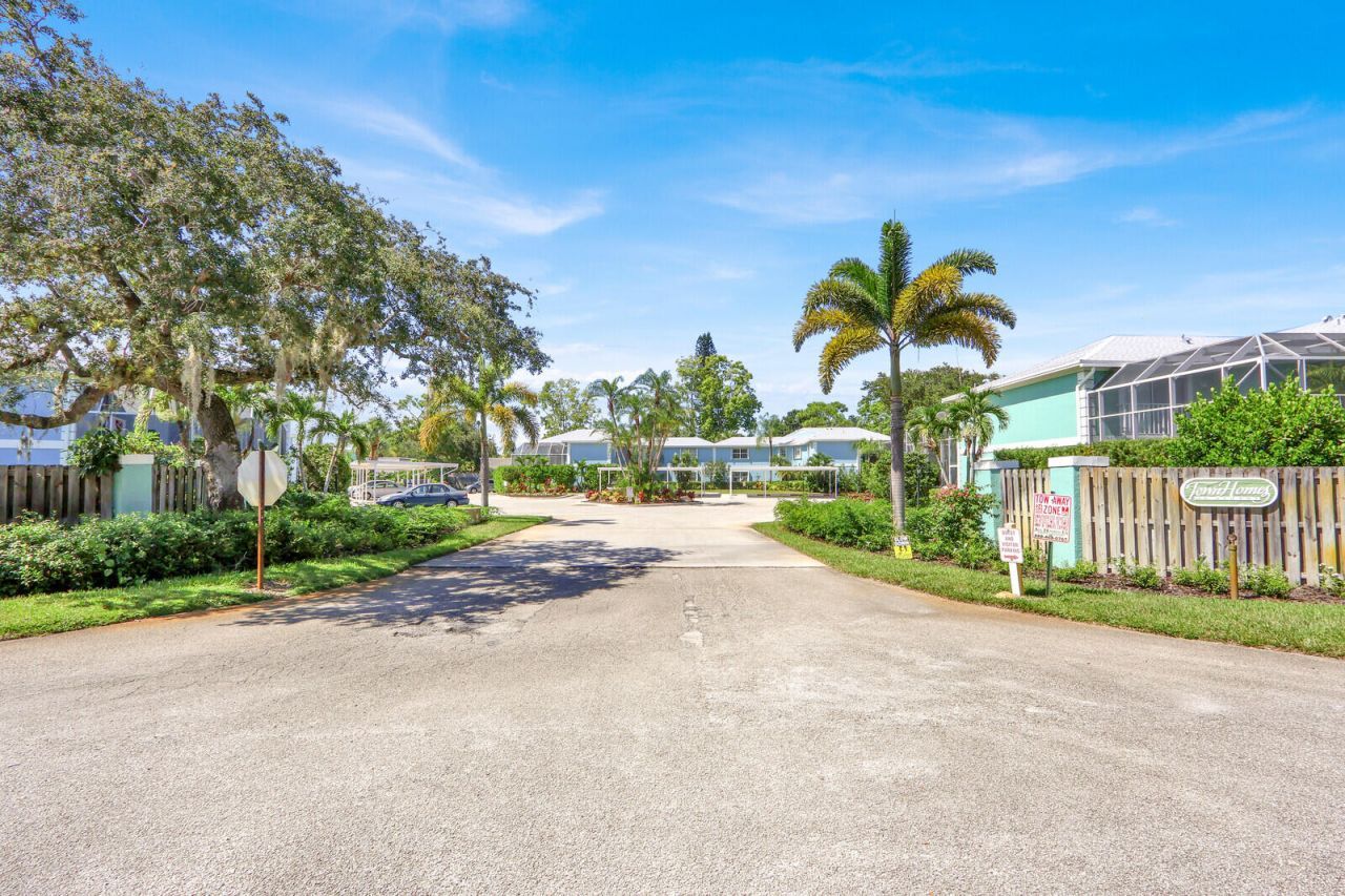 35 SE Beech Tree Lane, Stuart, FL 34994 Photo