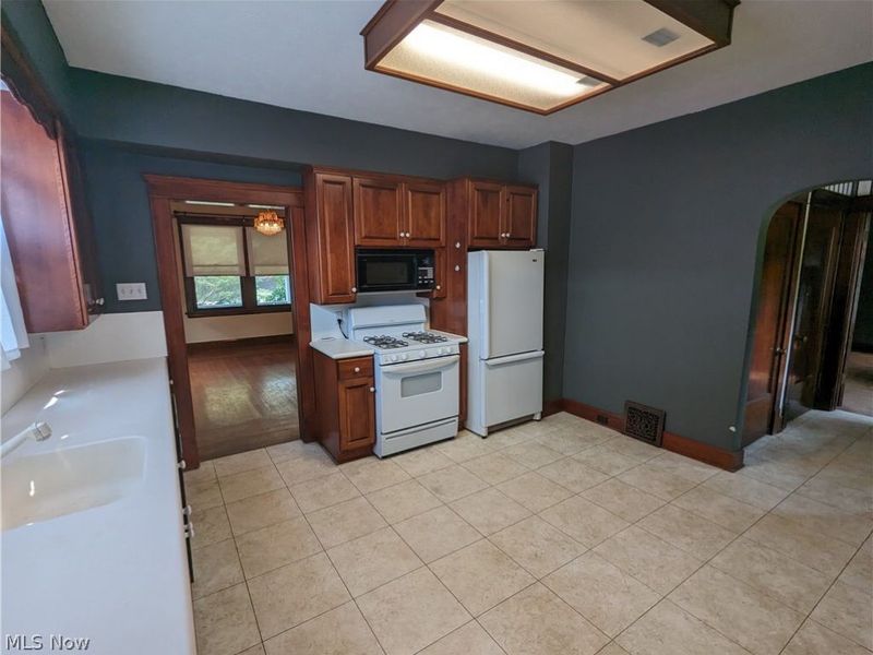 616 East Avenue, Elyria, OH 44035 Photo 9