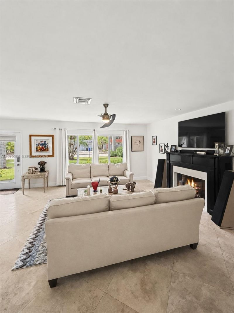2421 NE 13th St, Fort Lauderdale, FL 33304 Photo