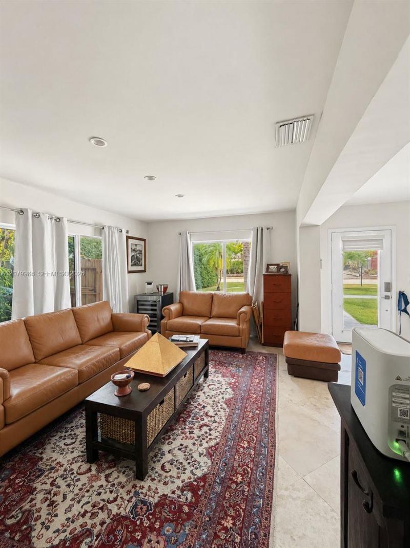 2421 NE 13th St, Fort Lauderdale, FL 33304 Photo