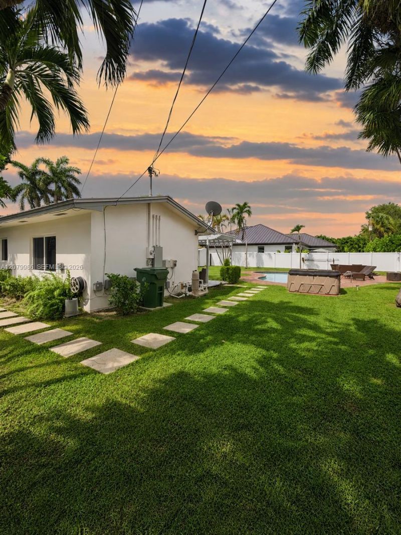 2421 NE 13th St, Fort Lauderdale, FL 33304 Photo