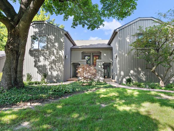 25 Shoreline Road , Unit B, Lake Barrington, IL 60010