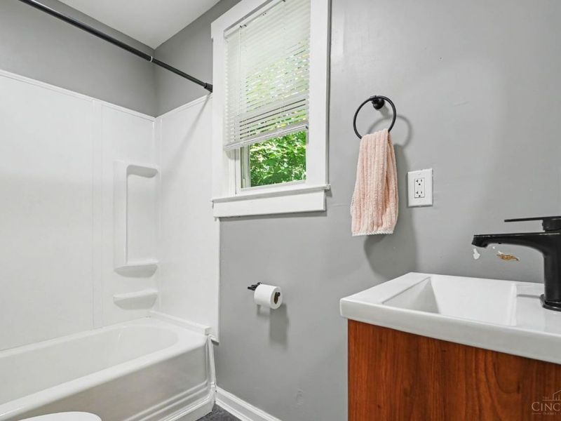 2149 W Clifton Avenue, Cincinnati, OH 45219 Photo 20