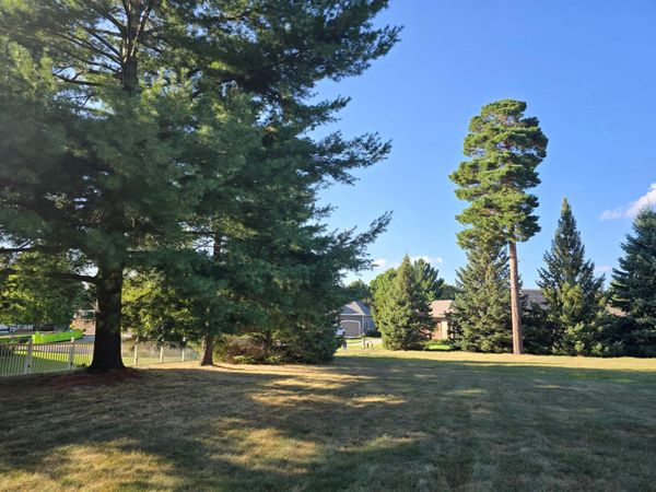 560 Fisher Cir , Vadnais Heights, MN 55127