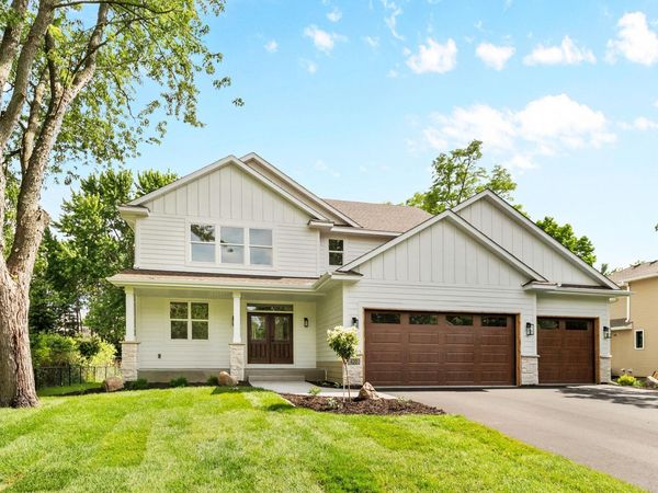 560 Fisher Cir , Vadnais Heights, MN 55127