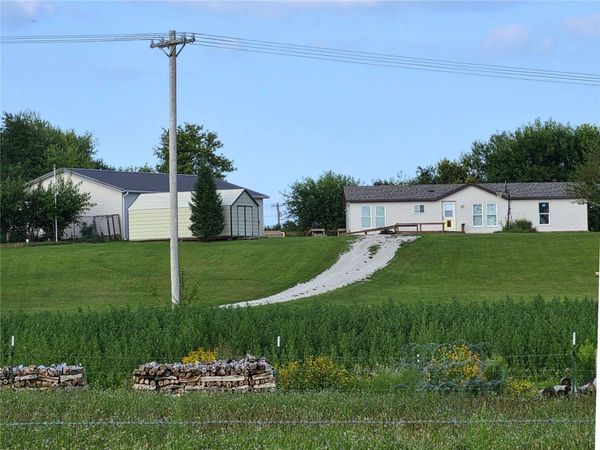 1060 285th St , Tipton, IA 52772
