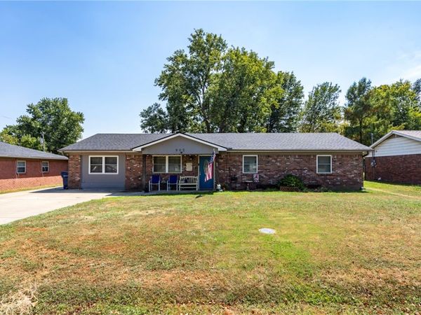 902 W Harvard Street , Siloam Springs, AR 72761