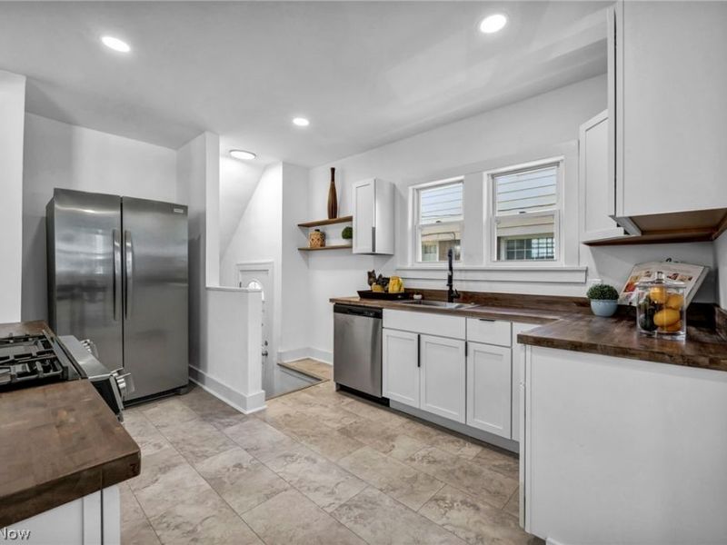 18101 Hiller Avenue, Cleveland, OH 44119 Photo 13
