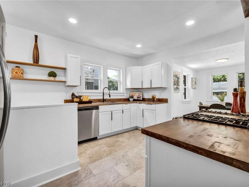18101 Hiller Avenue, Cleveland, OH 44119 Photo 17