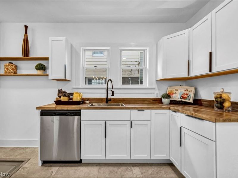 18101 Hiller Avenue, Cleveland, OH 44119 Photo 19