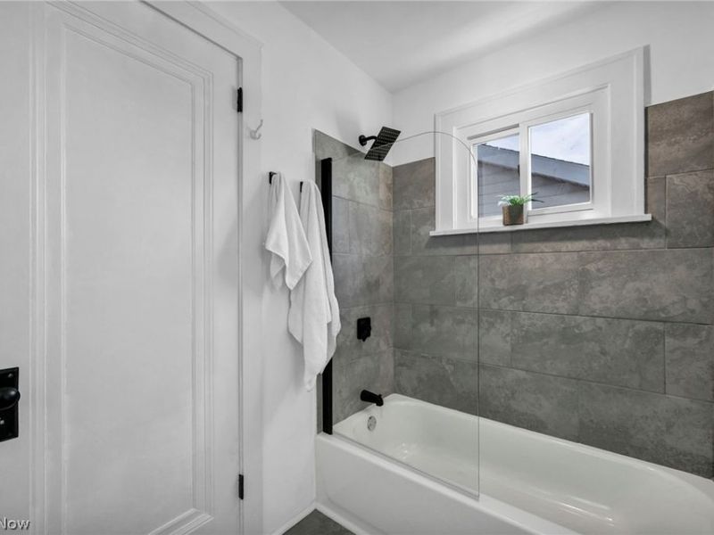 18101 Hiller Avenue, Cleveland, OH 44119 Photo 31