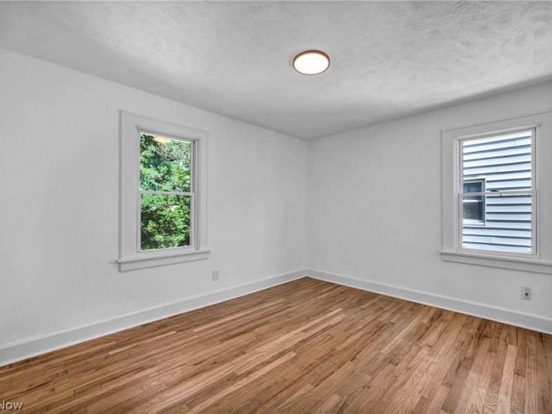 18101 Hiller Avenue, Cleveland, OH 44119 Photo 32