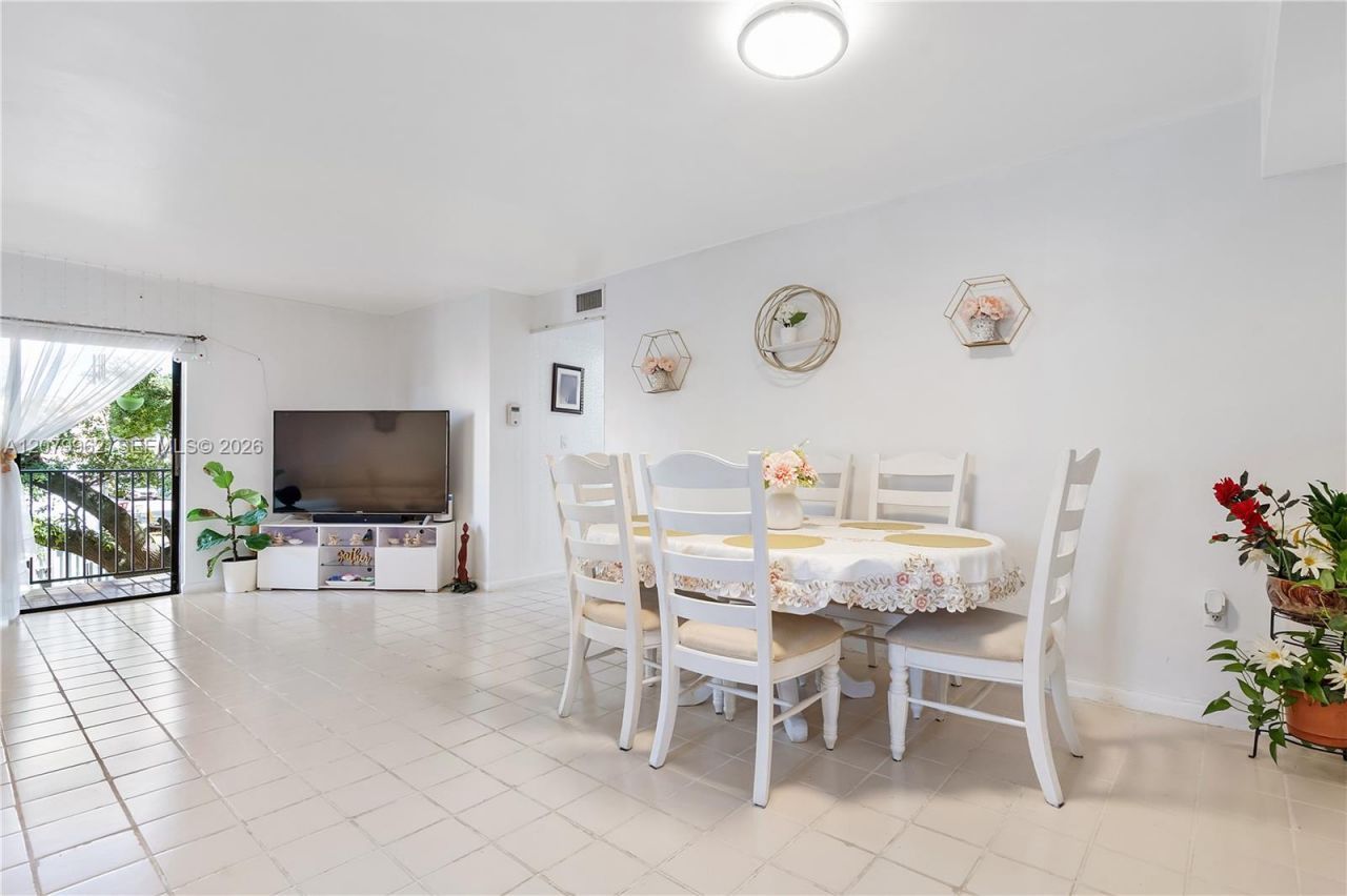 5825 W 25 Ct, Unit 212, Hialeah, FL 33016 Photo