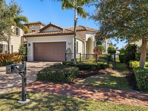 241 SE Fascino Circle, Port St. Lucie, FL 34984
