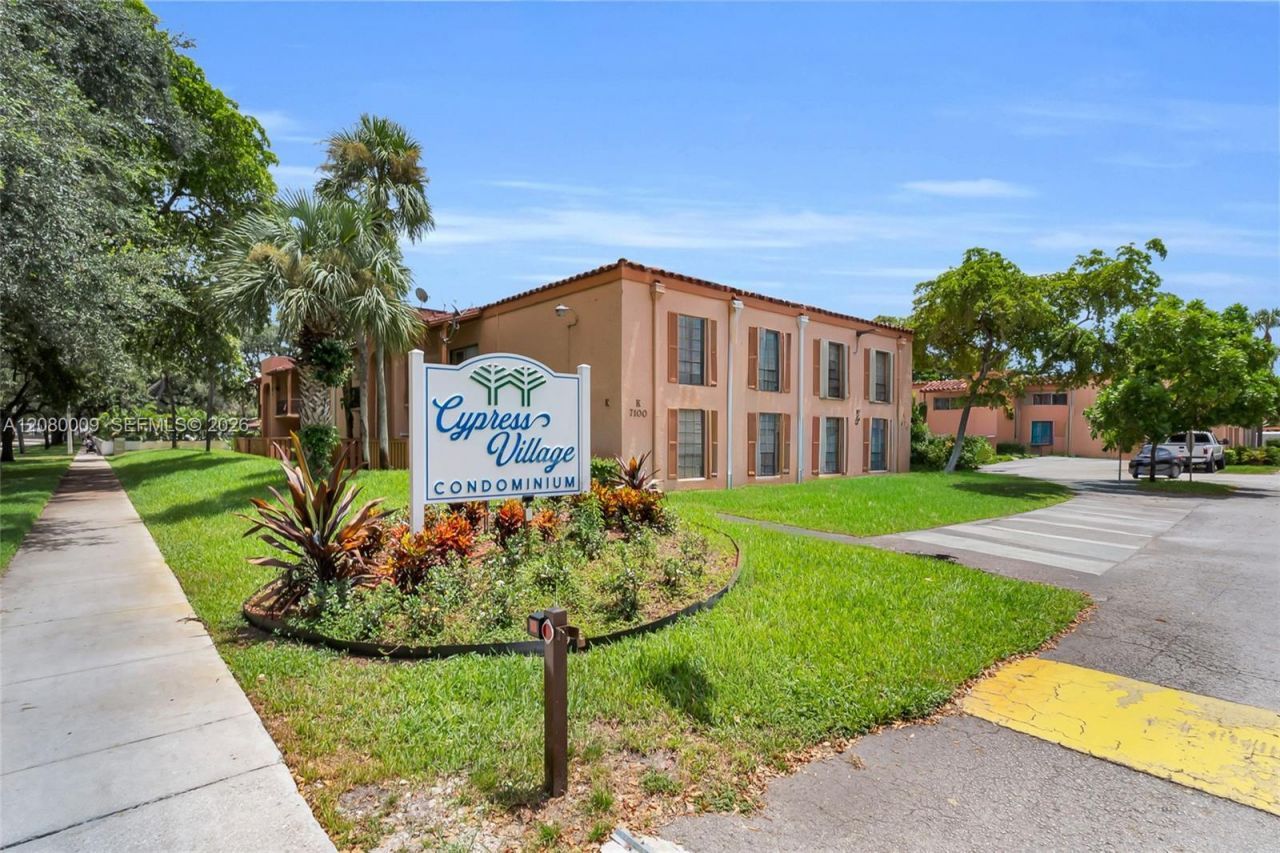 7100 Fairway Dr, Unit K11, Miami Lakes, FL 33014 Photo