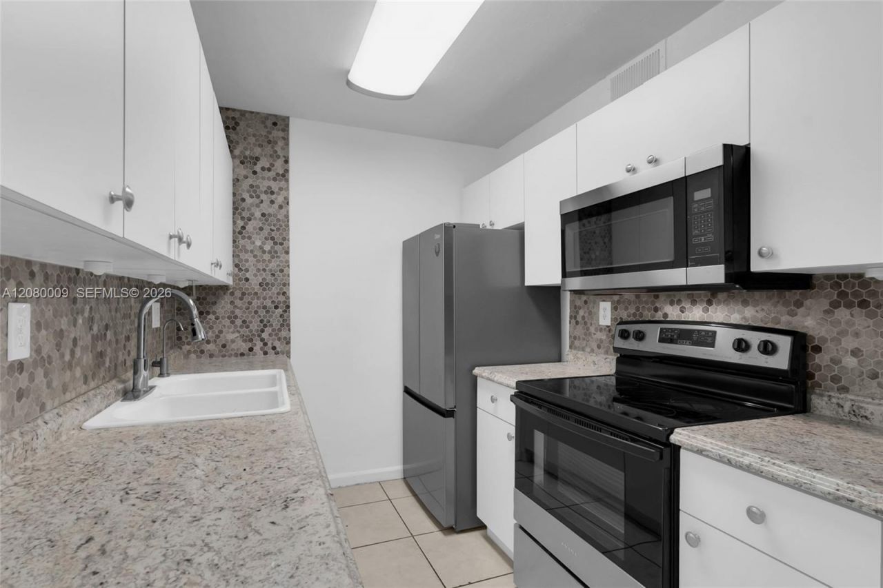 7100 Fairway Dr , Unit K11, Miami Lakes, FL 33014 Photo