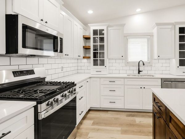 1009 E 6th Street, Pella, IA 50219