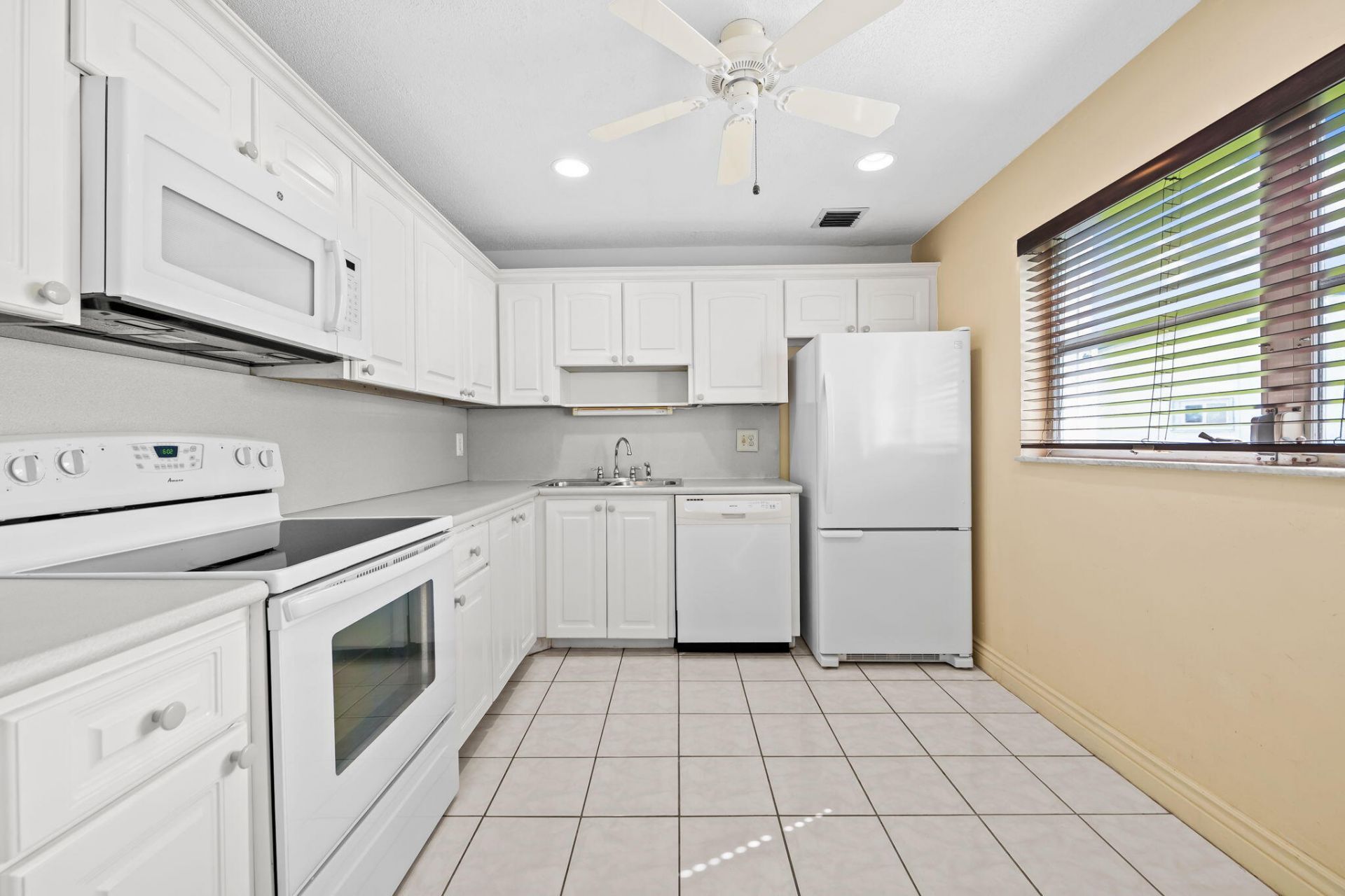 8711 NW 10th Street, Unit D101, Plantation, FL 33322 Photo