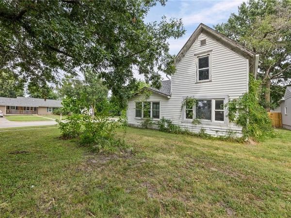 935 N Sycamore Street, Ottawa, KS 66067