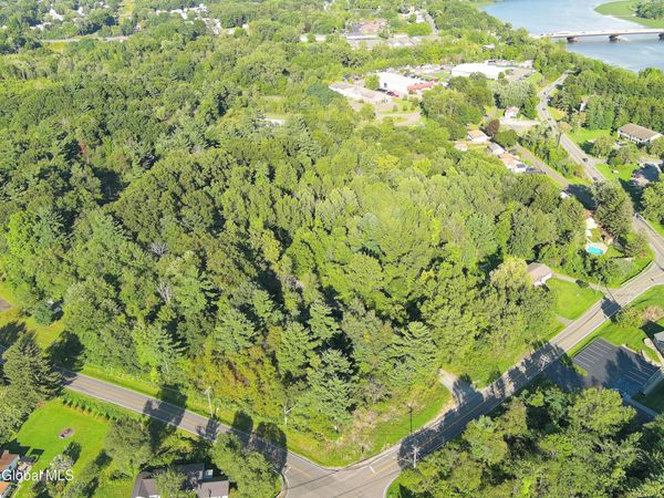 7 Woodin Road, Halfmoon, NY 12065