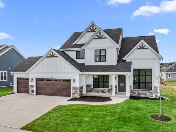 1750 Whalen DRIVE, Oconomowoc, WI 53066