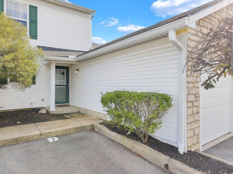 4693 Athalia Drive, Unit 23D, Columbus, OH 43228 Photo 2