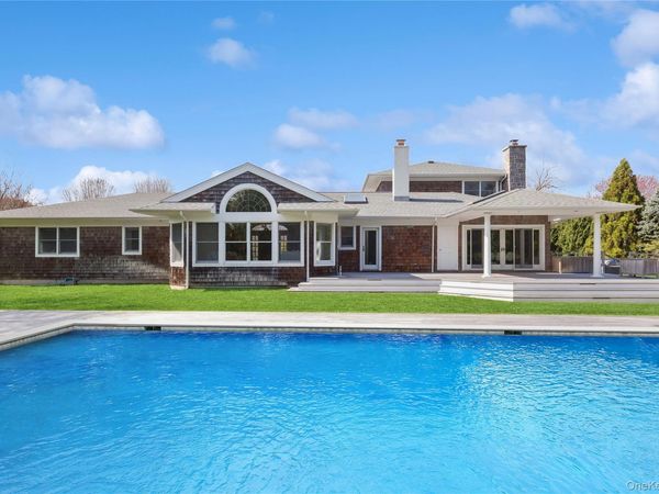 8 Niamogue Lane, Quogue, NY 11959