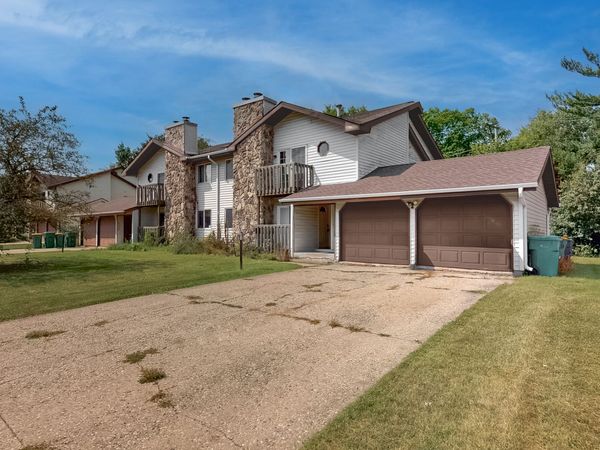 1545 W Stonehenge Drive, Sycamore, IL 60178