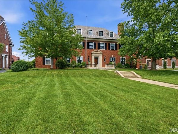 5591 Lindell Boulevard , St Louis, MO 63112