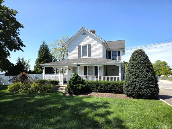 305 Edwards Avenue , Calverton, NY 11933