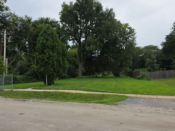 240 N Park Street , Westmont, IL 60559