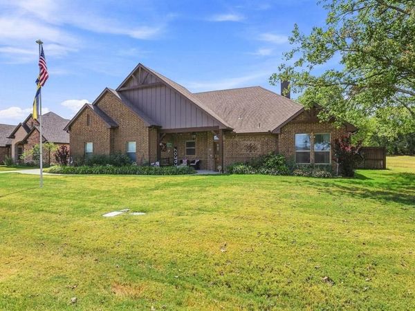 603 E Burks Street , Pilot Point, TX 76258