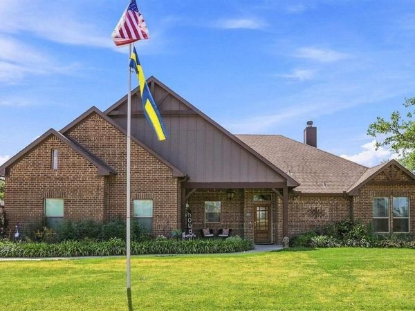 603 E Burks Street, Pilot Point, TX 76258