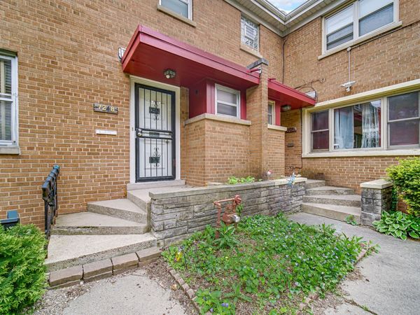 7248 N Ridge Boulevard , Chicago, IL 60645