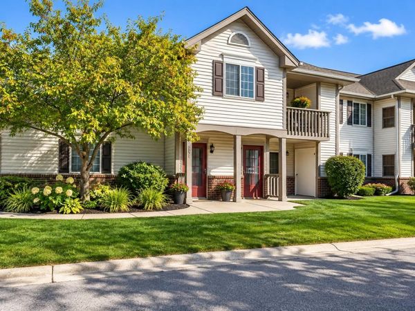 596 Pewaukee Rd, Unit C, Pewaukee, WI 53072