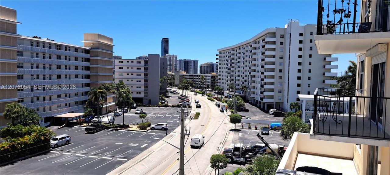 427 Golden Isles Dr , Unit 5H, Hallandale Beach, FL 33009 Photo