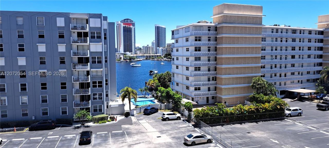 427 Golden Isles Dr , Unit 5H, Hallandale Beach, FL 33009 Photo