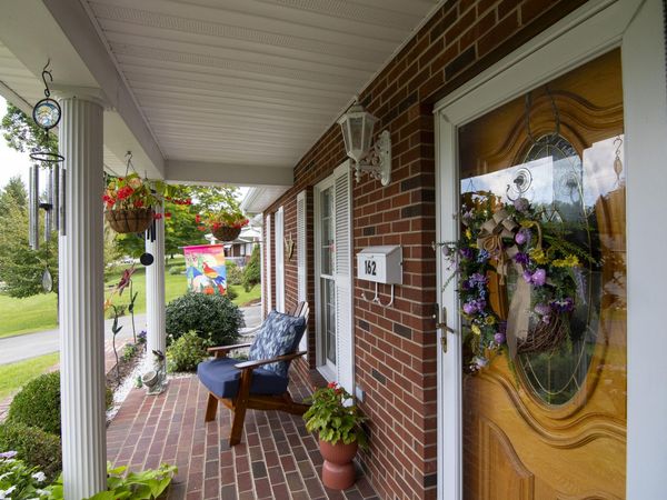 162 Holt Ln, Lewisburg, WV 24901