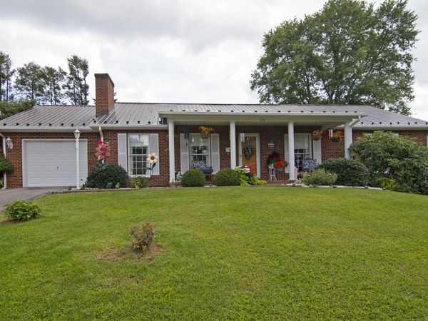 162 Holt Ln, Lewisburg, WV 24901