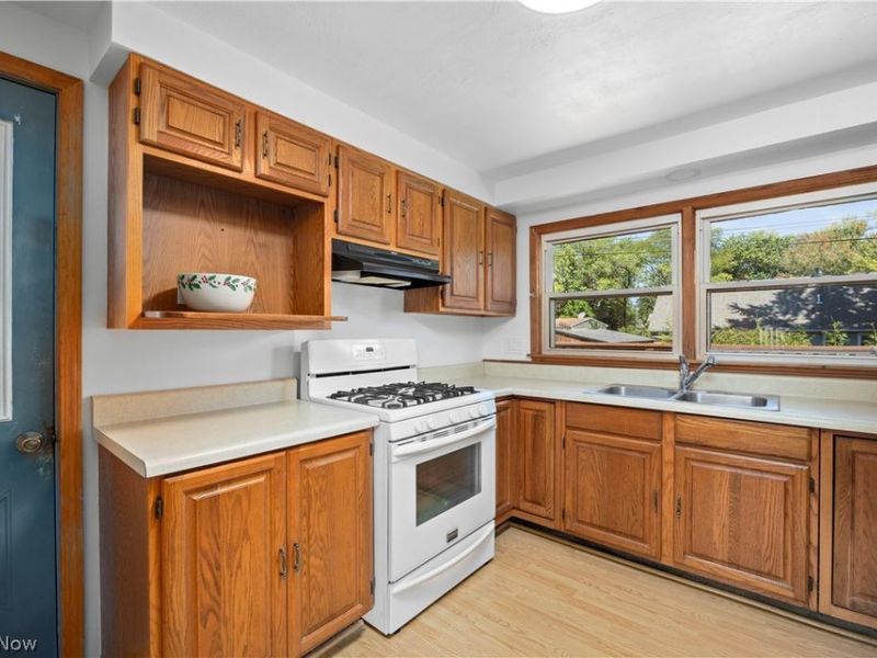 4885 Oster Road, Sheffield Lake, OH 44054 Photo 6