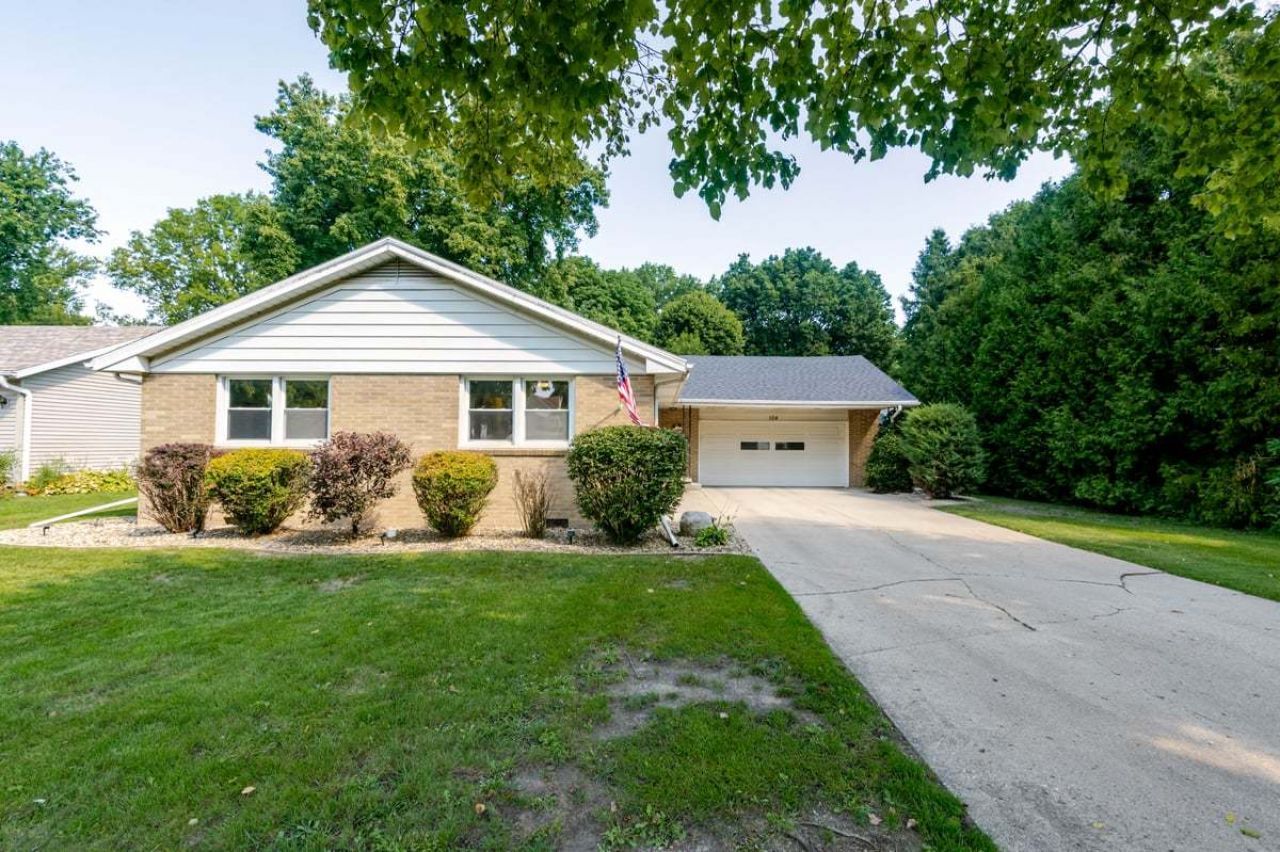 104 E Washington Drive, Le Roy, IL 61752 Main Photo