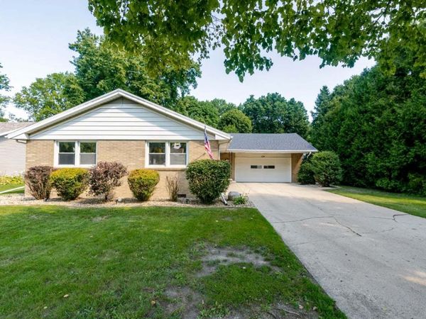 104 E Washington Drive , Leroy, IL 61752
