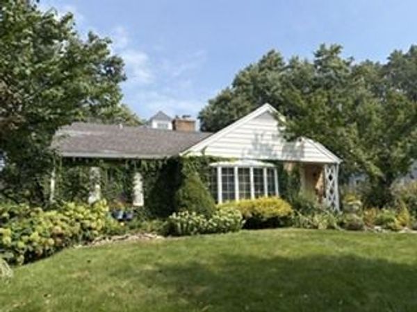 350 Ridgewood Avenue , Glen Ellyn, IL 60137