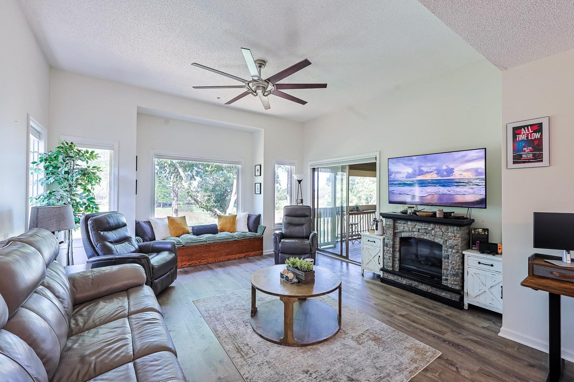 1551 Spinnaker Dr. Photo 5