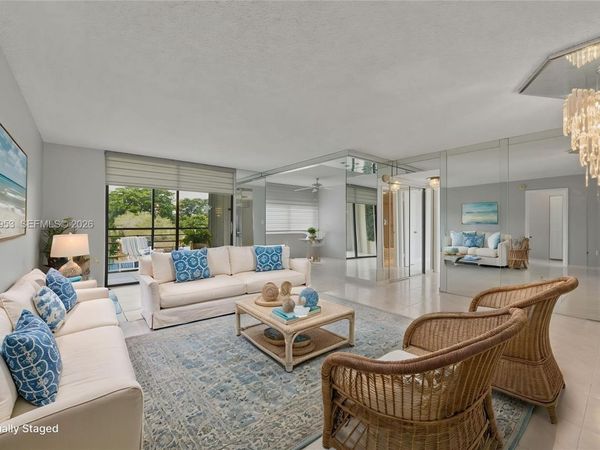 900 Saint Charles Pl, Unit 310, Pembroke Pines, FL 33026