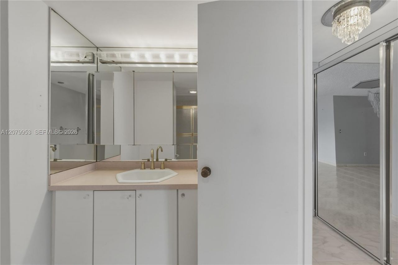 900 Saint Charles Pl , Unit 310, Pembroke Pines, FL 33026 Photo