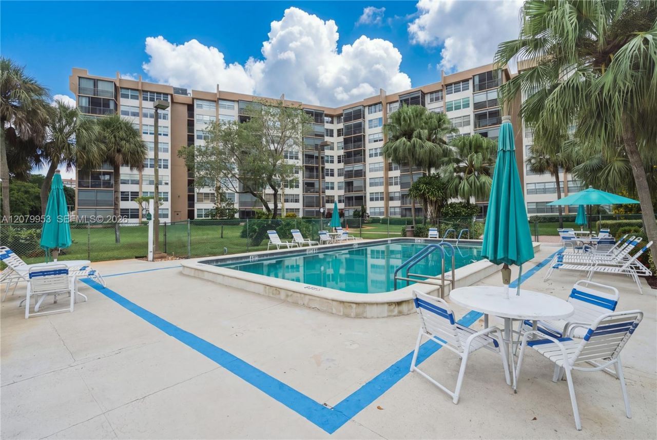900 Saint Charles Pl , Unit 310, Pembroke Pines, FL 33026 Photo