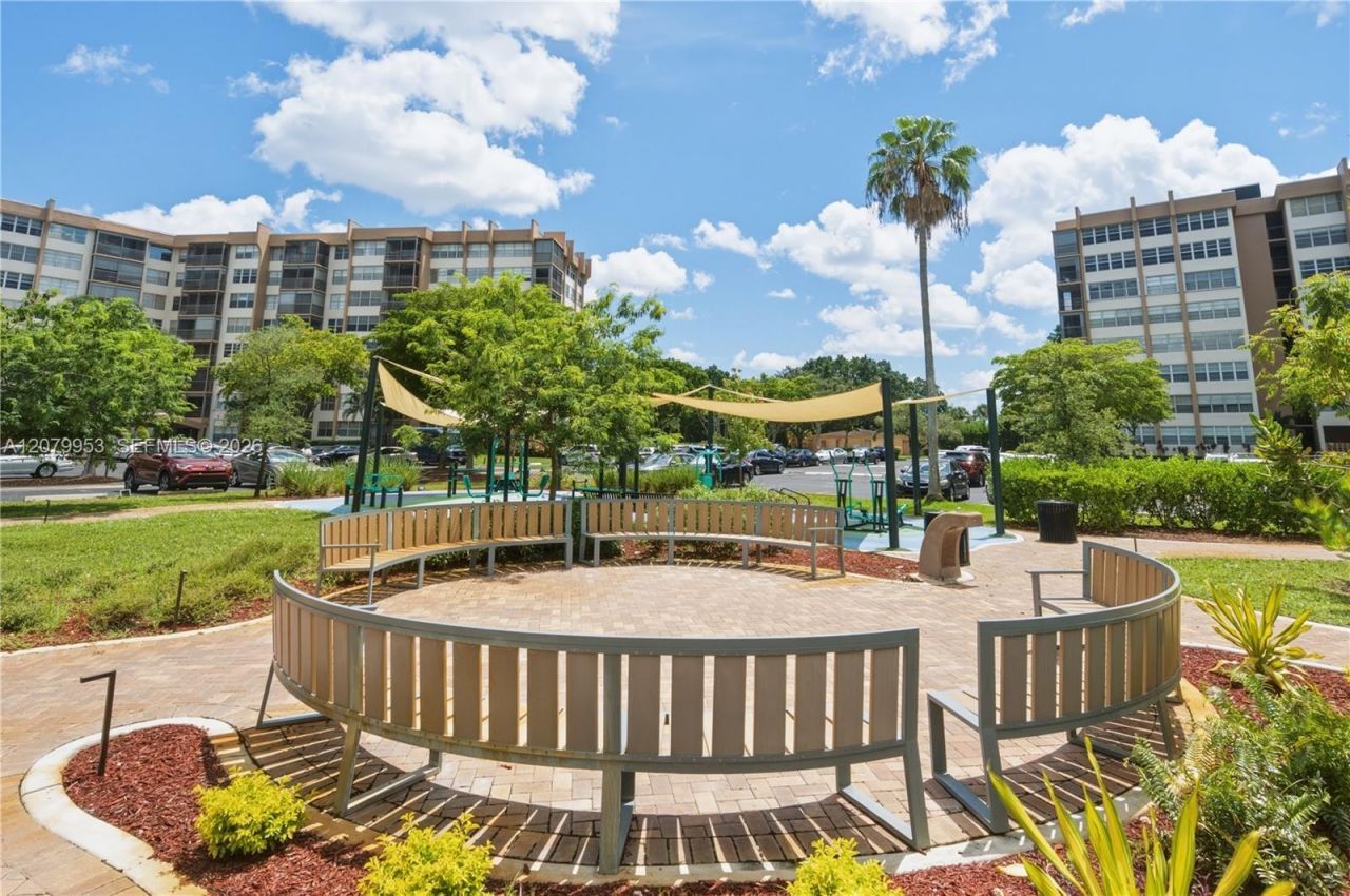 900 Saint Charles Pl , Unit 310, Pembroke Pines, FL 33026 Photo