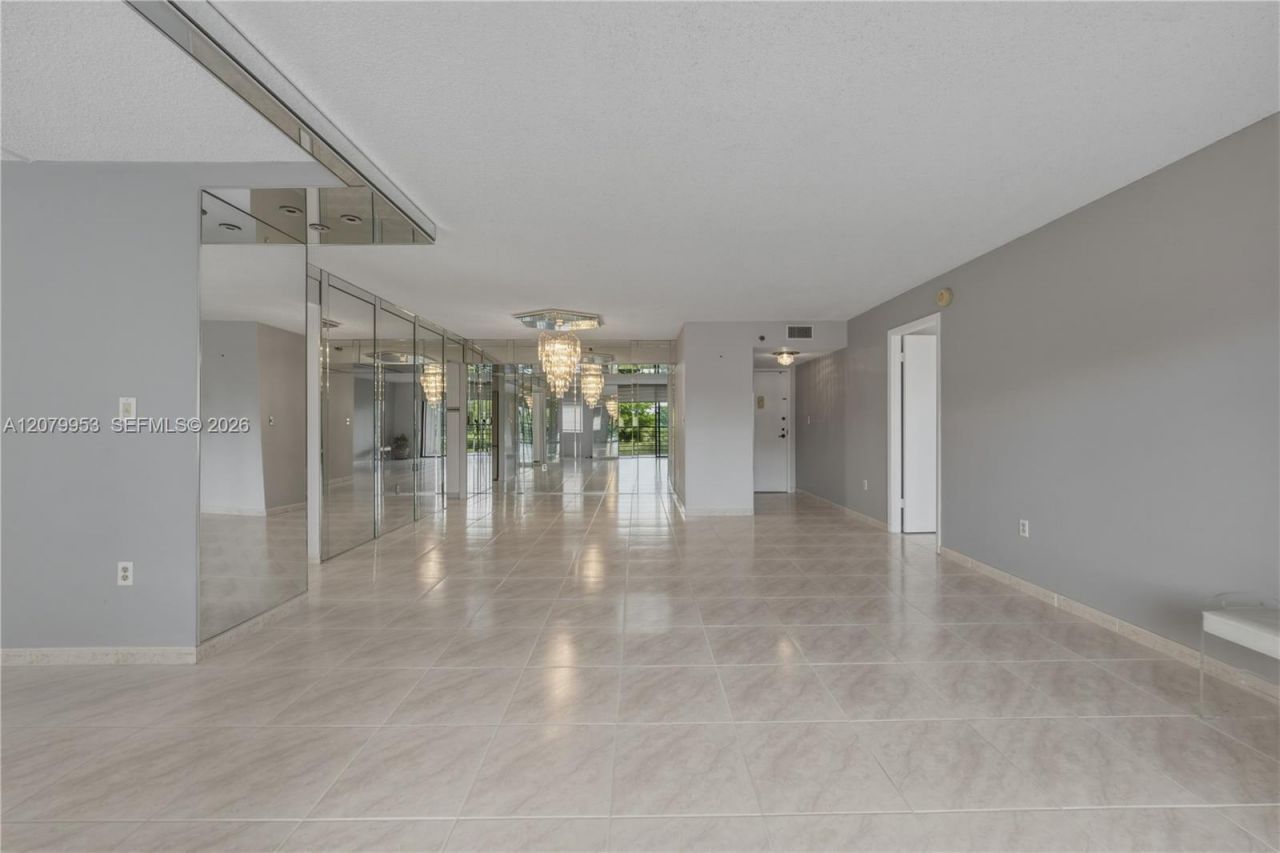 900 Saint Charles Pl, Unit 310, Pembroke Pines, FL 33026 Photo